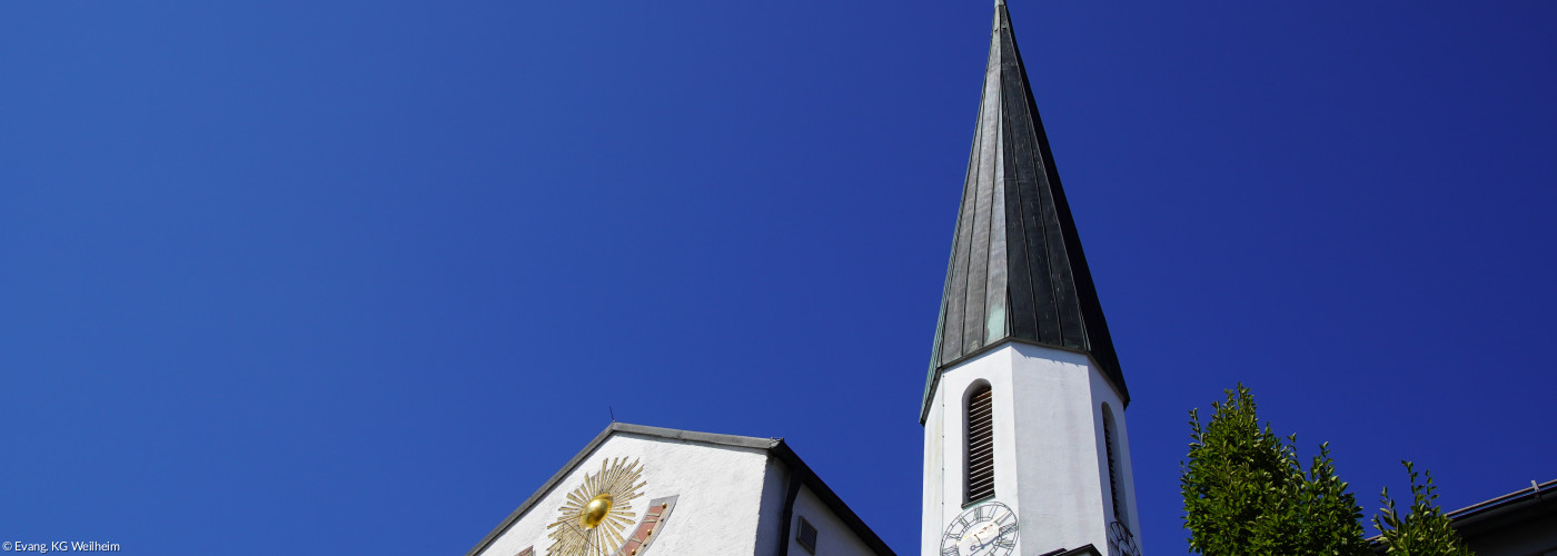 Südseite der Apostelkirche mit Sonnenuhr