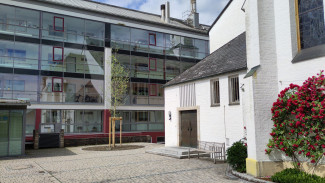 Kirchhof mit Baum